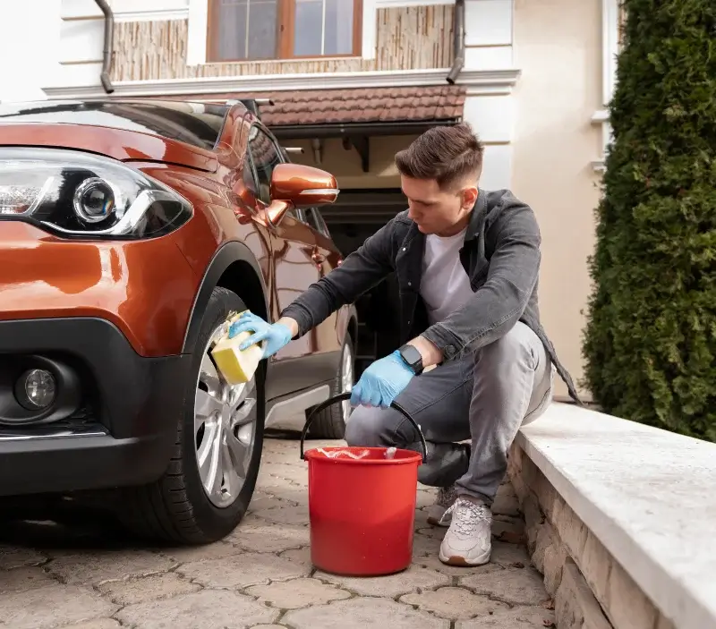 Lavage auto à domicile Le Peyrat : professionnel intervenant sur un véhicule